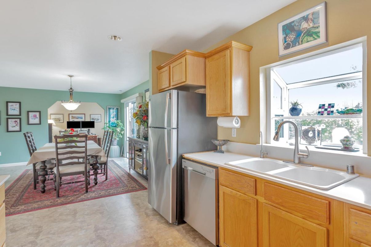 Dining room, Interior, Kitchen, Pendant Lights, Stainless Steel Appliances