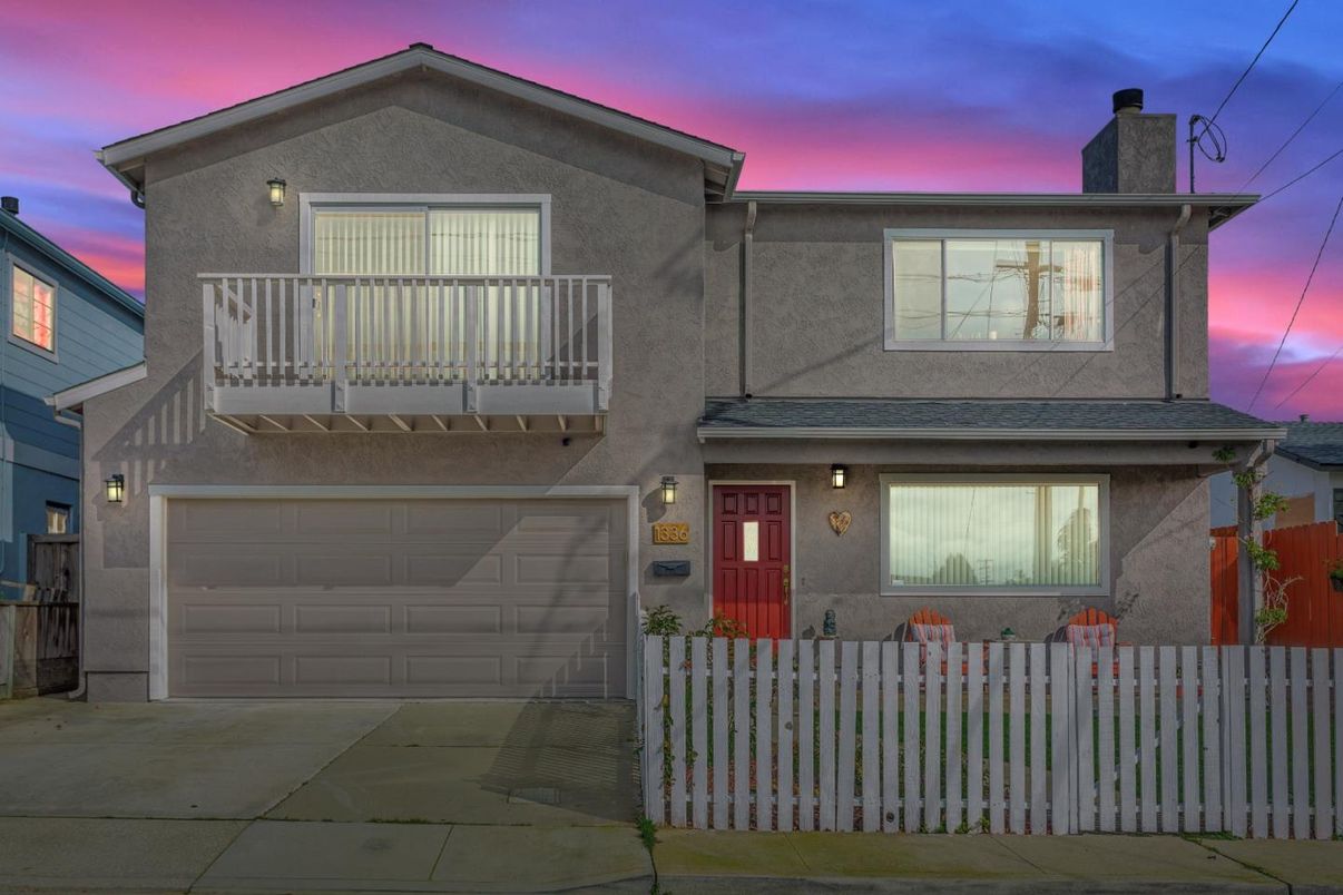Attached, Exterior, Facade, American Craftsman