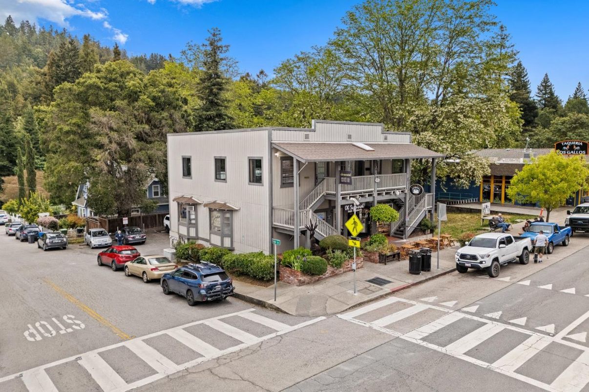 Exterior, Facade, Modern