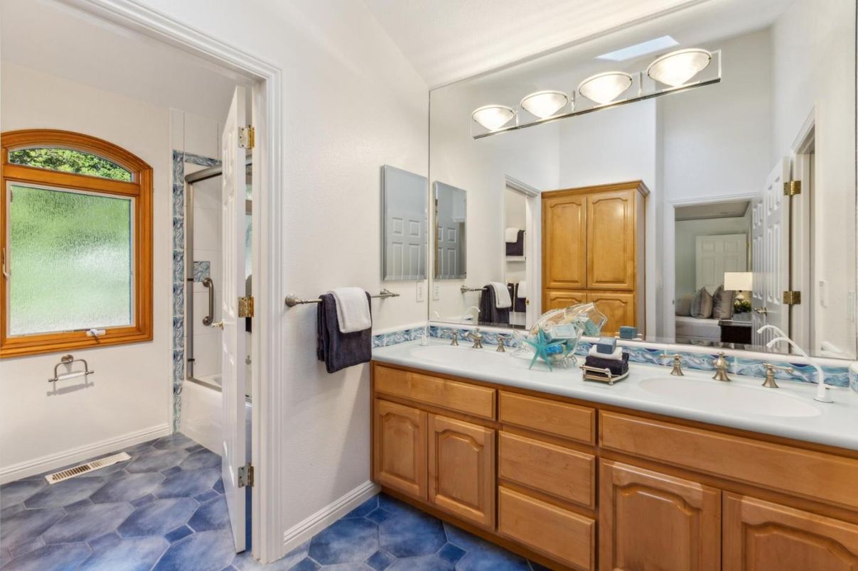 Bathroom, Dual Sink Vanities, Interior