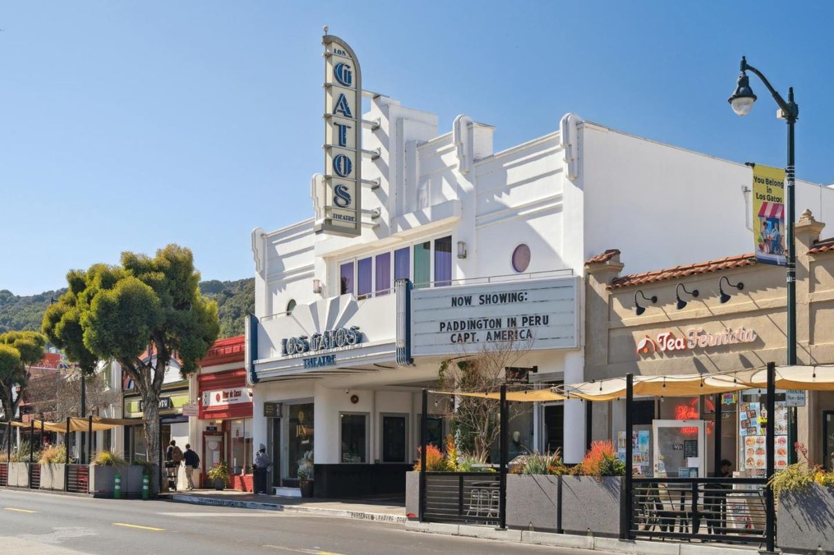 Exterior, Facade, Modern