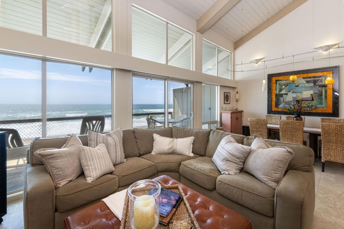 Interior, Living room, Water