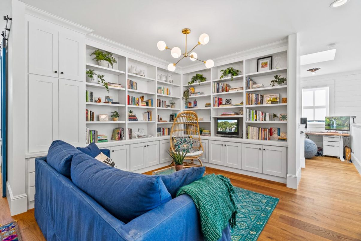 Interior, Pendant Lights, Wood Texture Flooring
