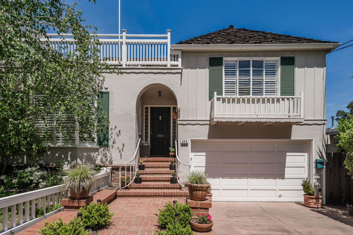 Attached, Exterior, Facade, Mediterranean