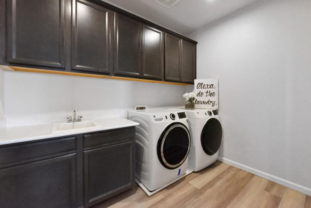 Interior, Recessed Lighting, Washer, Wood Texture Flooring