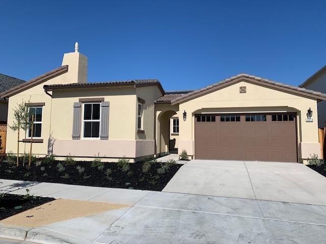 Attached, Exterior, Facade, Mediterranean
