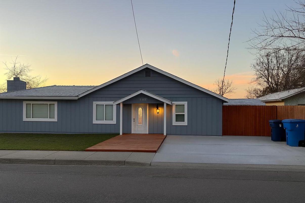 Exterior, Facade, Ranch