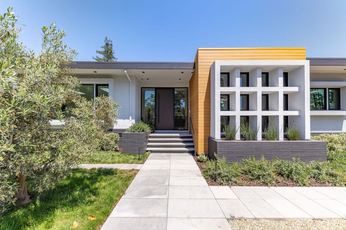 Exterior, Facade, Modern