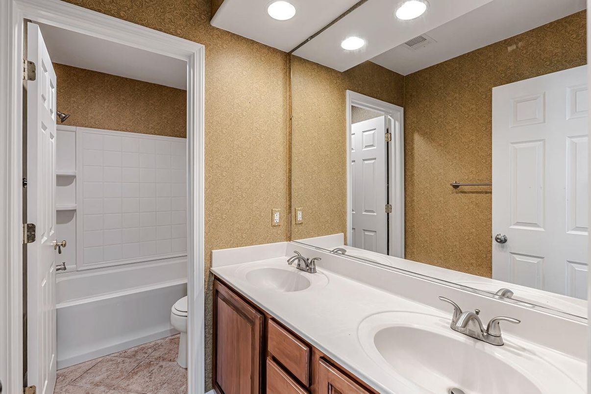 Bathroom, Dual Sink Vanities, Interior, Recessed Lighting