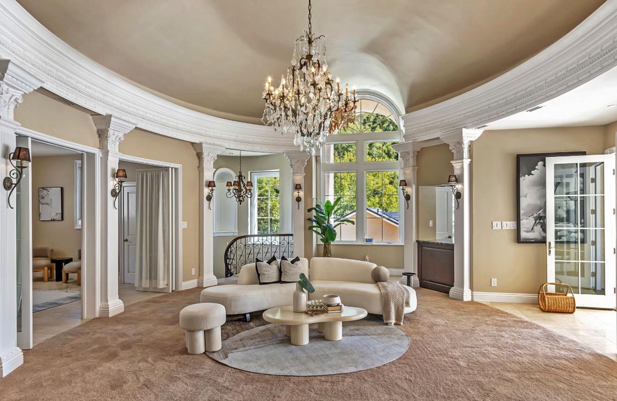 Chandelier, Interior, Living room