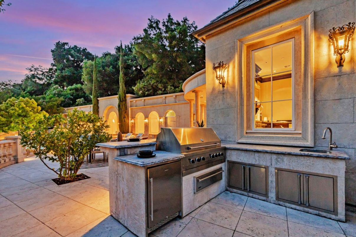 Exterior, Outdoor Kitchen