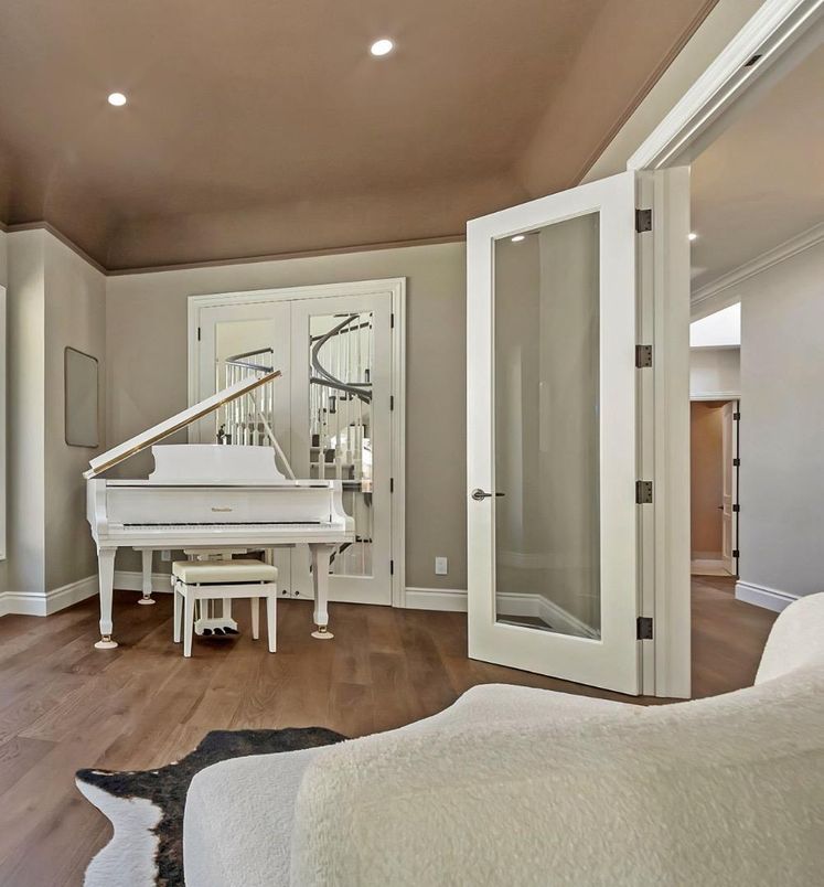 Interior, Piano, Recessed Lighting, Wood Texture Flooring