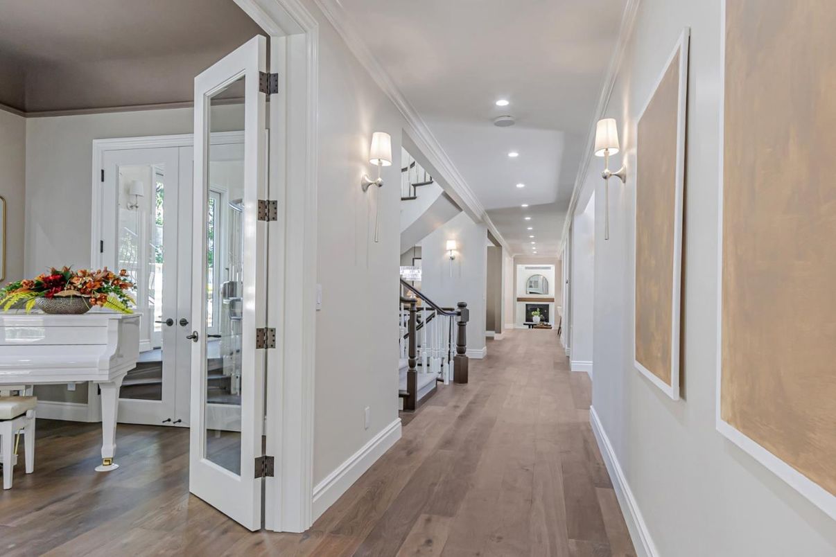 Interior, Piano, Recessed Lighting, Wood Texture Flooring