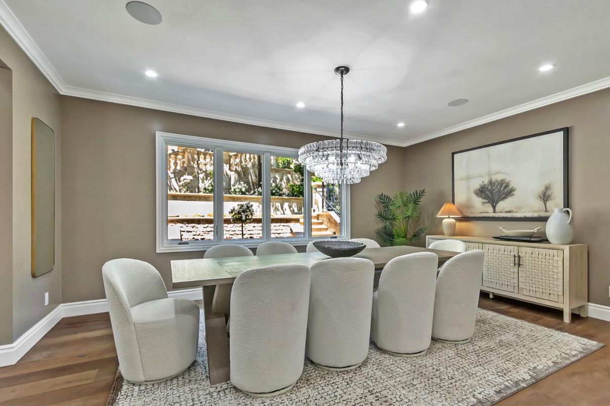 Chandelier, Dining room, Interior, Recessed Lighting, Wood Texture Flooring