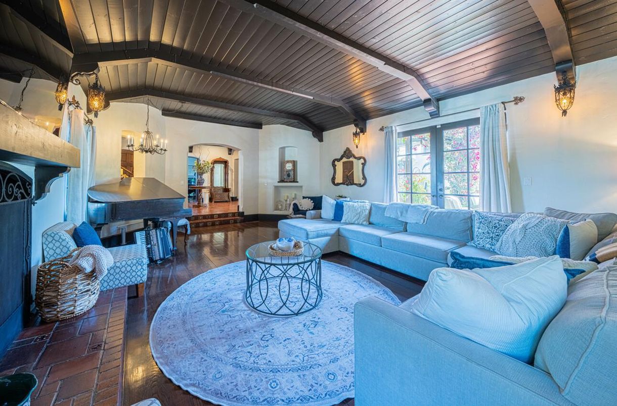 Chandelier, Dining room, Fireplace, Interior, Living room, Wooden Beams, Wooden Ceilings