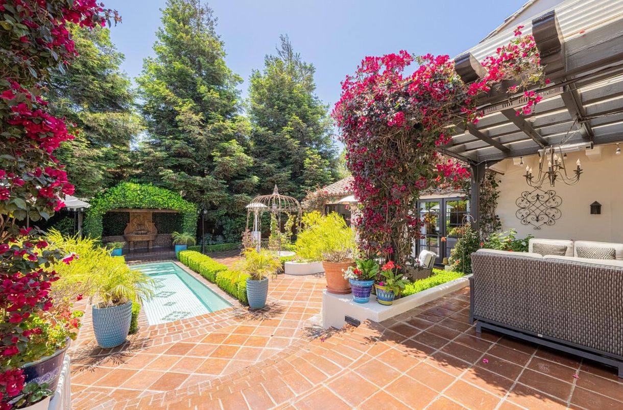 Exterior, Fireplace, Pool