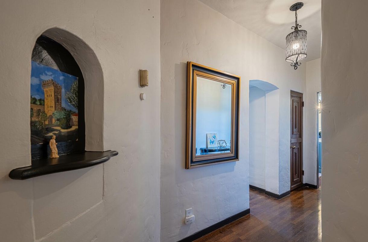 Interior, Pendant Lights, Wood Texture Flooring