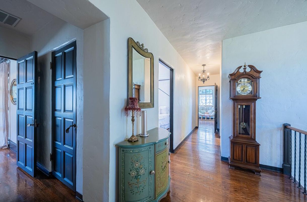 Chandelier, Interior, Wood Texture Flooring