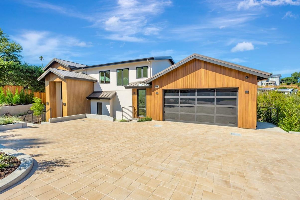 Attached, Exterior, Facade, Farmhouse