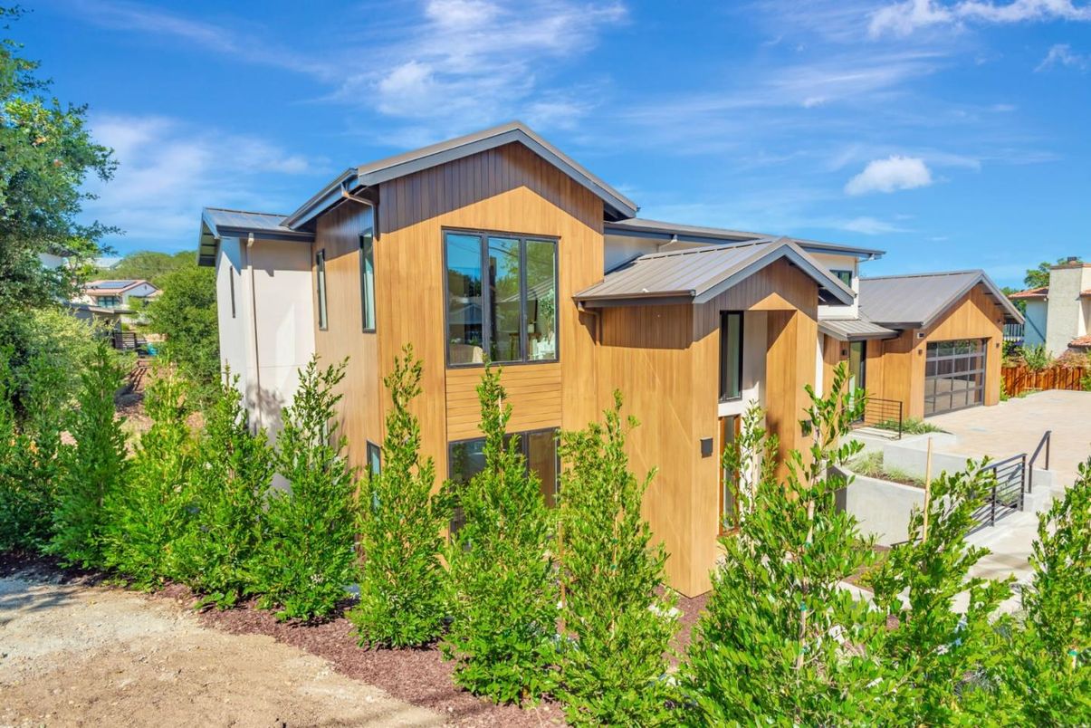 Exterior, Facade, Modern