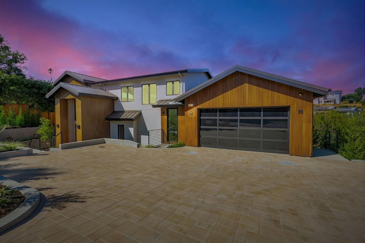 Attached, Exterior, Facade, Farmhouse