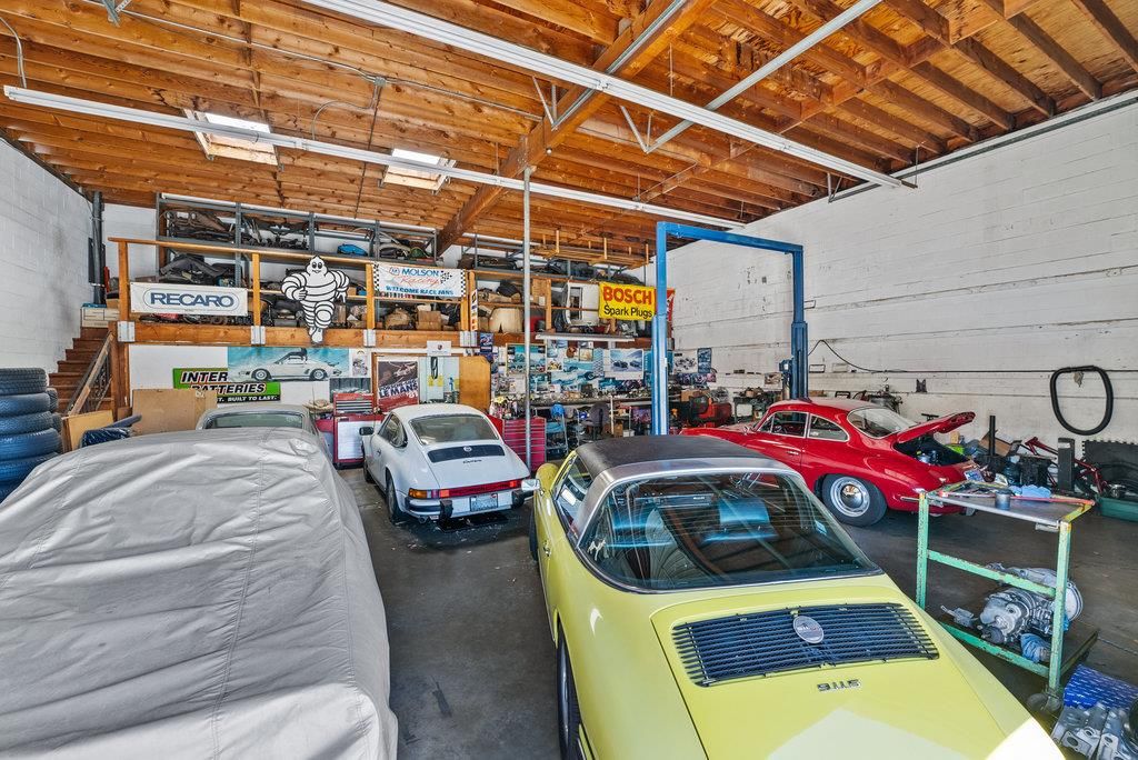 Garage, Interior, Wooden Beams