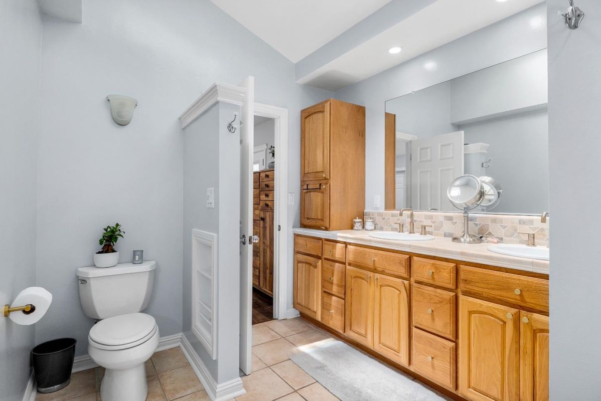 Bathroom, Dual Sink Vanities, Interior, Recessed Lighting