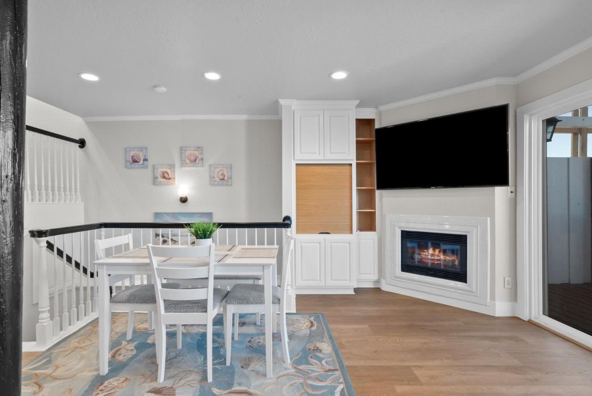Interior, Living room, Recessed Lighting, Water, Wood Texture Flooring