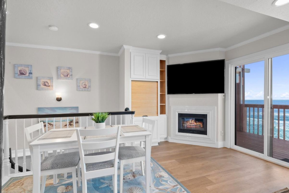 Interior, Living room, Recessed Lighting, Water, Wood Texture Flooring