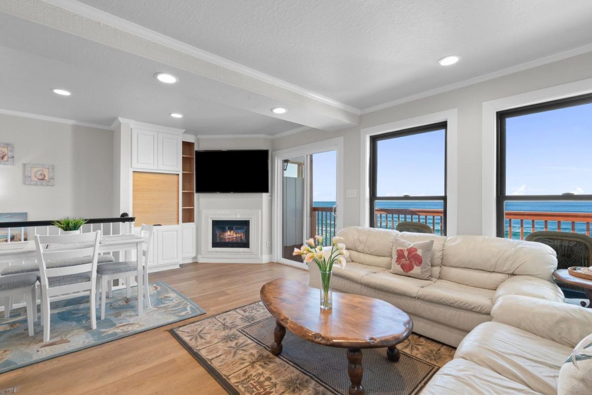 Dining room, Fireplace, Interior, Recessed Lighting, Wood Texture Flooring