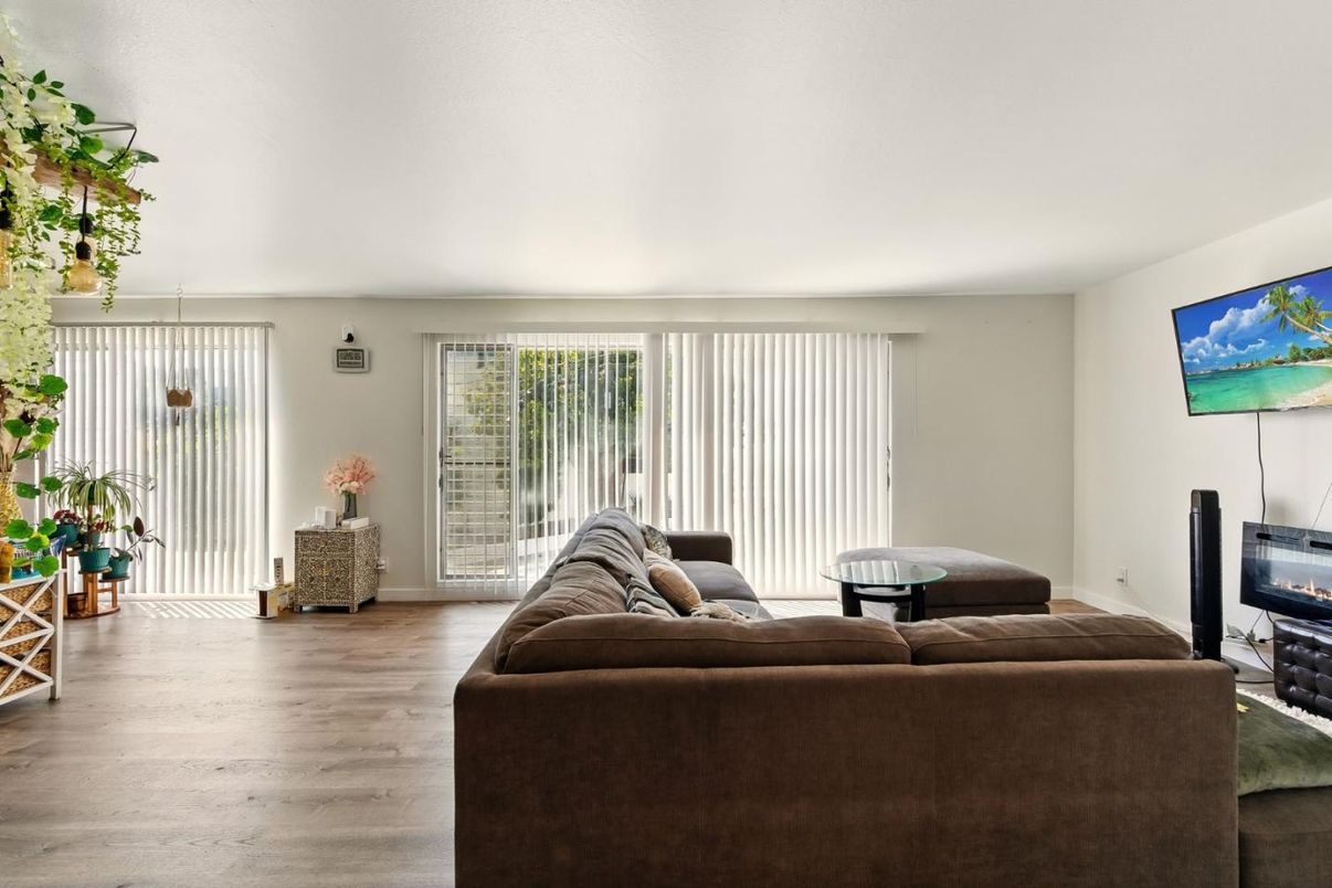 Interior, Living room, Pendant Lights, Wood Texture Flooring