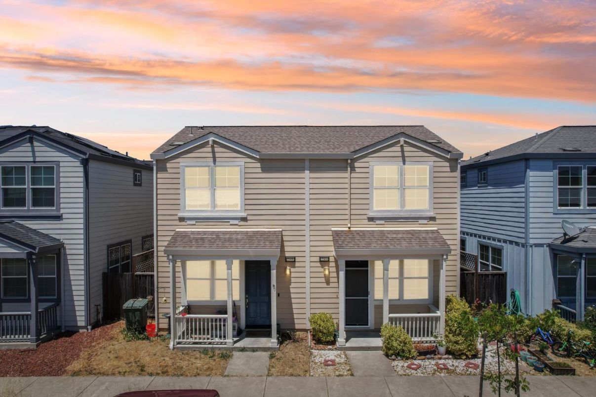 Exterior, Facade, Rowhouse