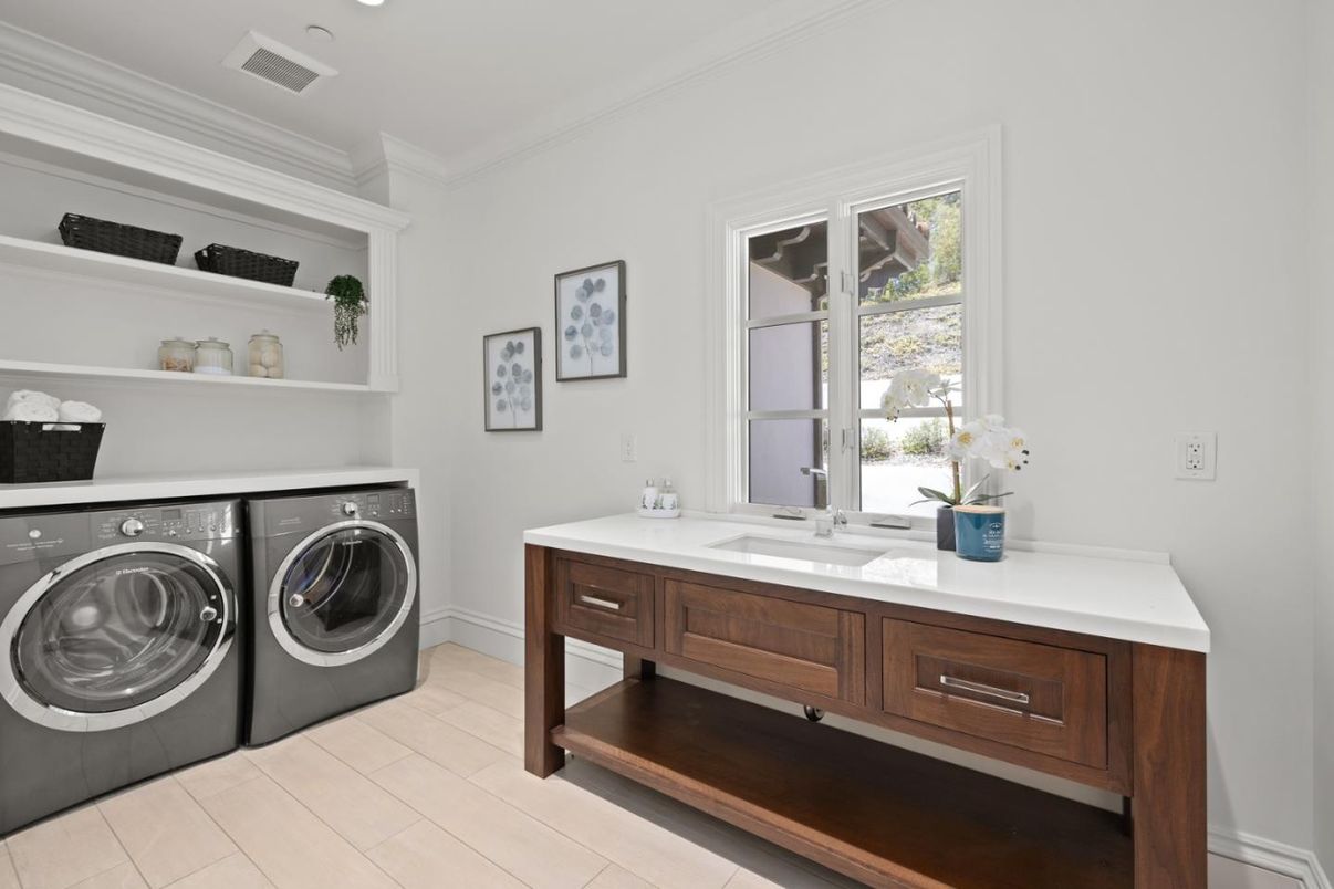 Interior, Recessed Lighting, Washer, Wood Texture Flooring