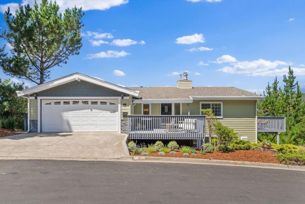 Attached, Exterior, Facade, Ranch