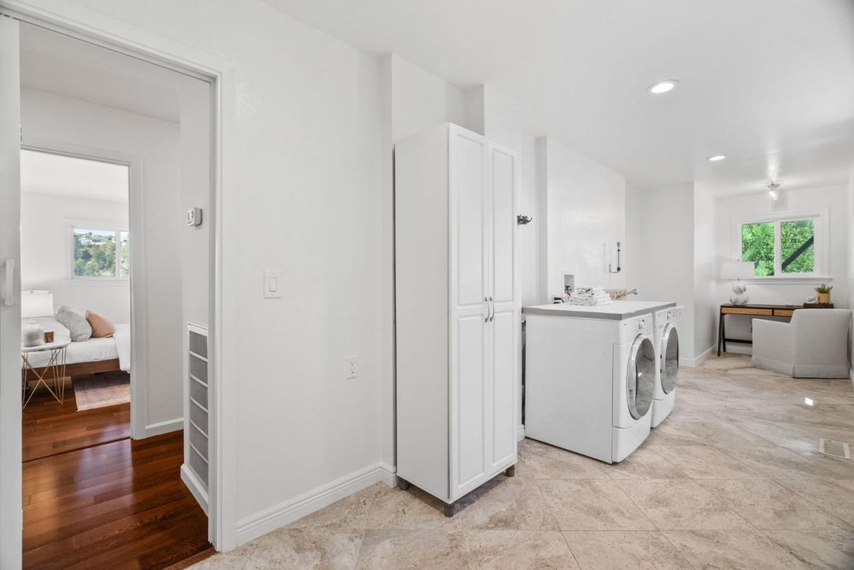 Interior, Recessed Lighting, Washer, Wood Texture Flooring