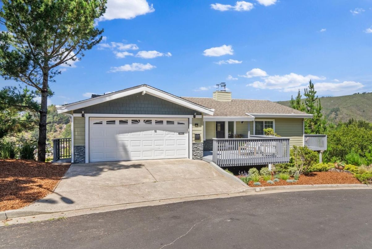 Attached, Exterior, Facade, Ranch