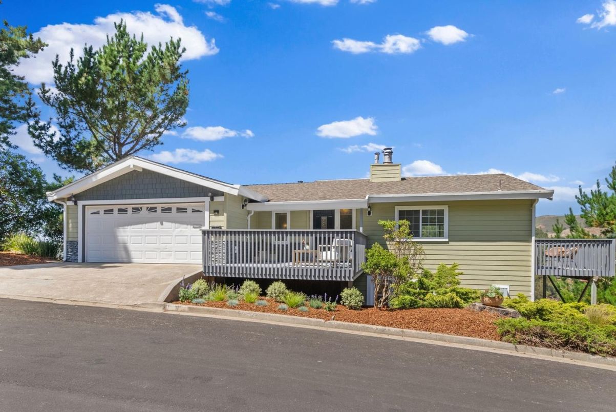 Attached, Exterior, Facade, Ranch