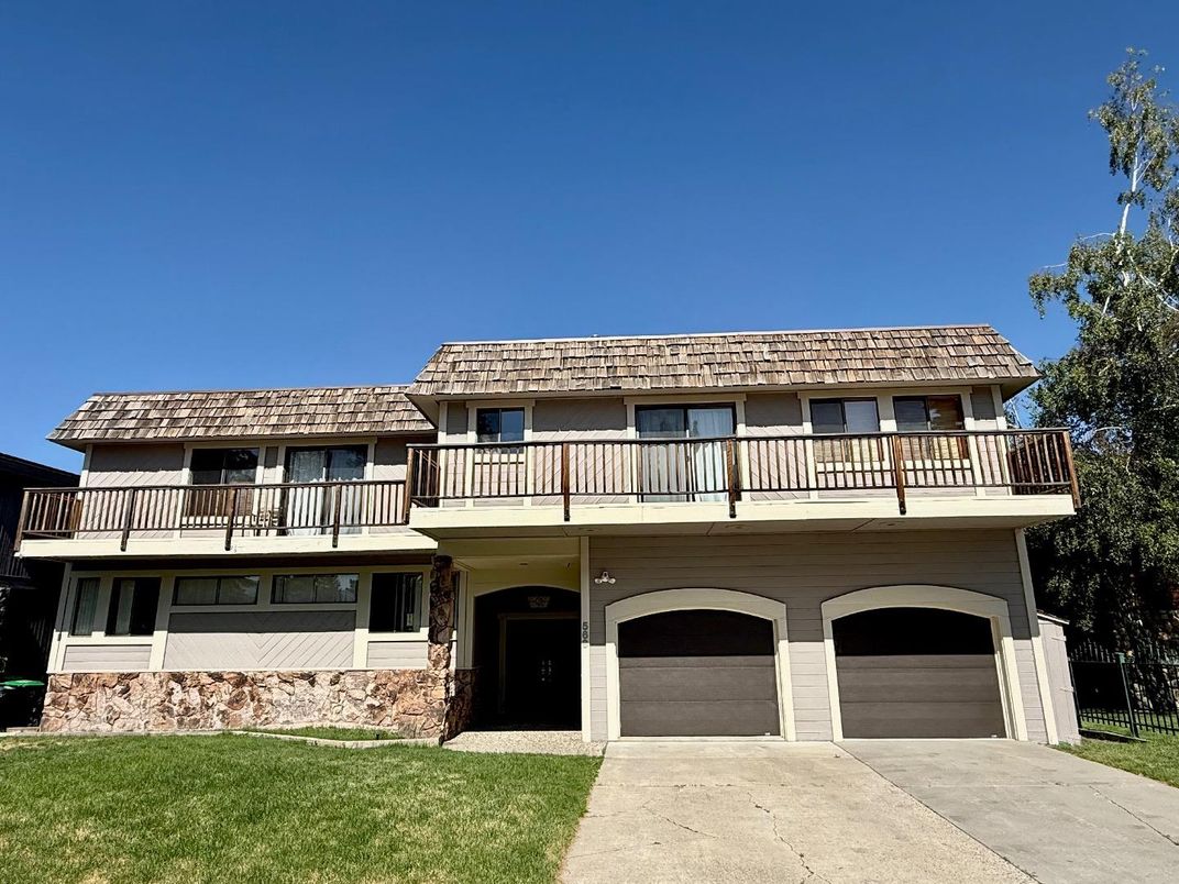 Attached, Exterior, Facade, Mediterranean