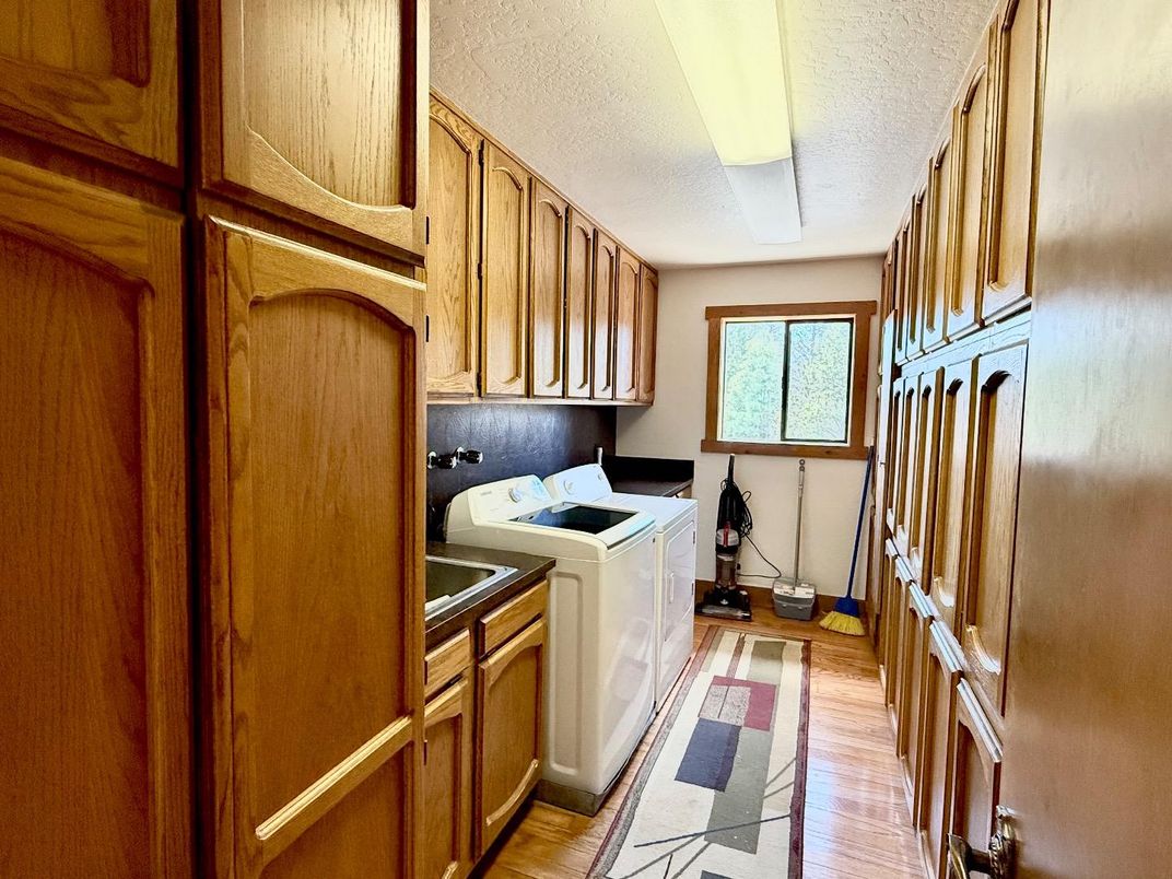 Interior, Washer, Wood Texture Flooring