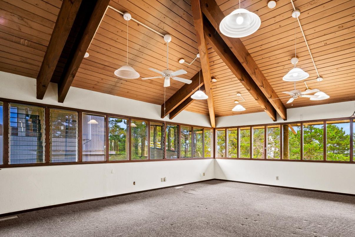Empty room, Interior, Pendant Lights, Wooden Beams, Wooden Ceilings