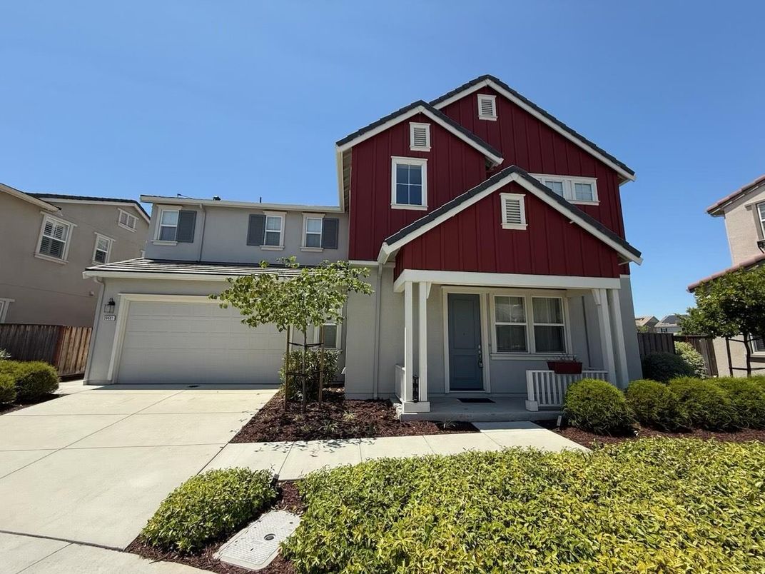 Attached, Exterior, Facade, American Craftsman
