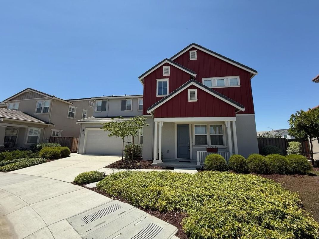 Attached, Exterior, Facade, American Craftsman