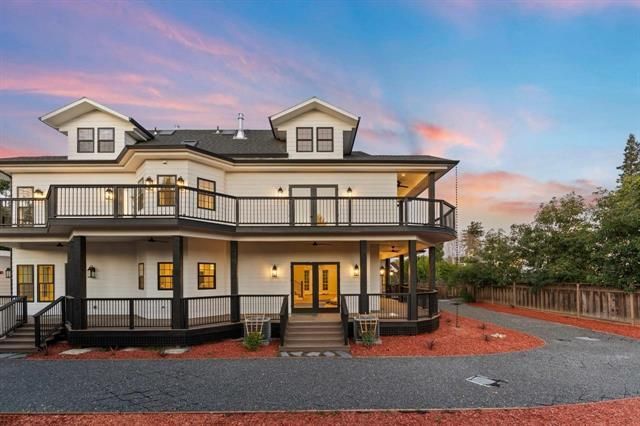 Exterior, Facade, American Foursquare