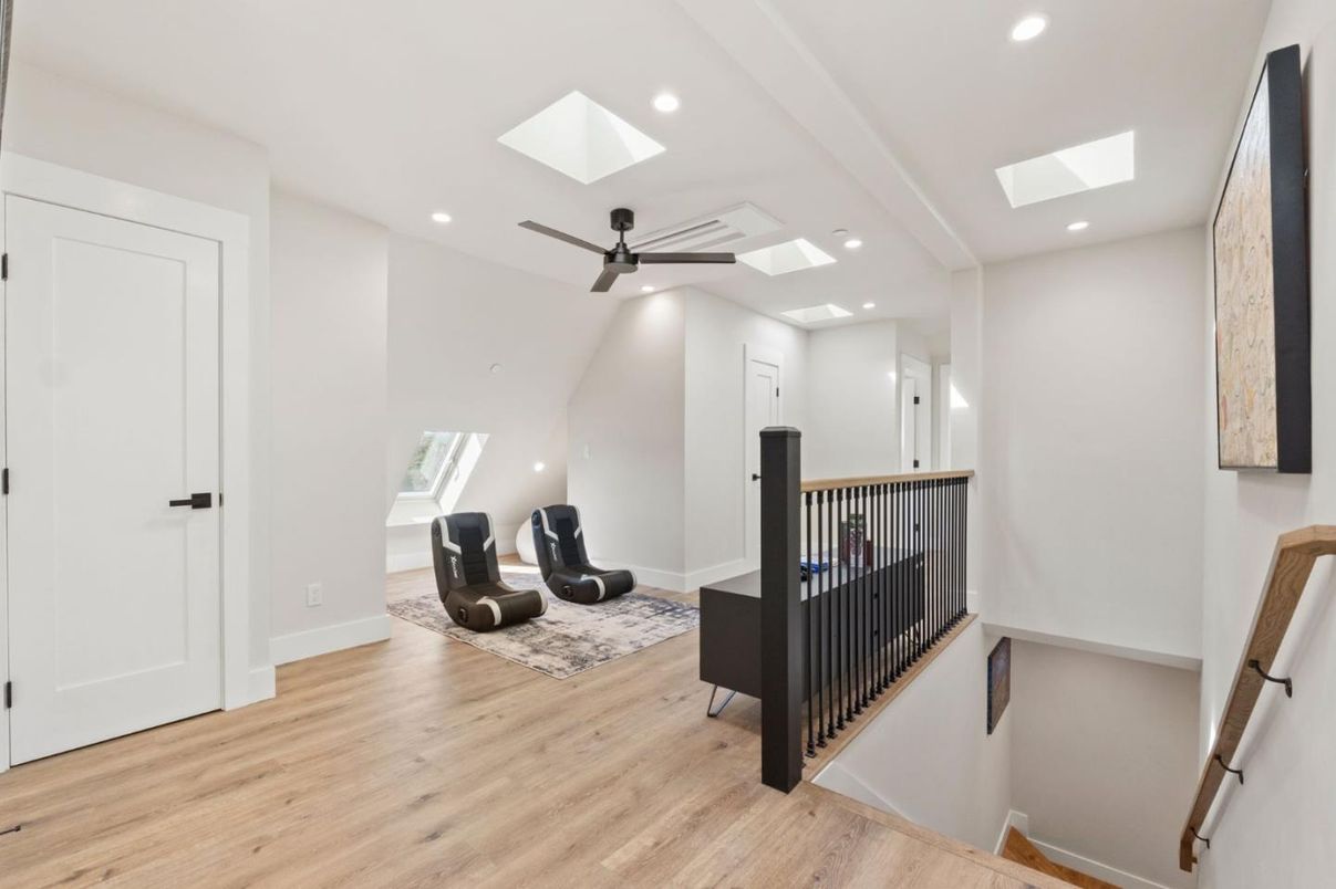 Interior, Recessed Lighting, Wood Texture Flooring