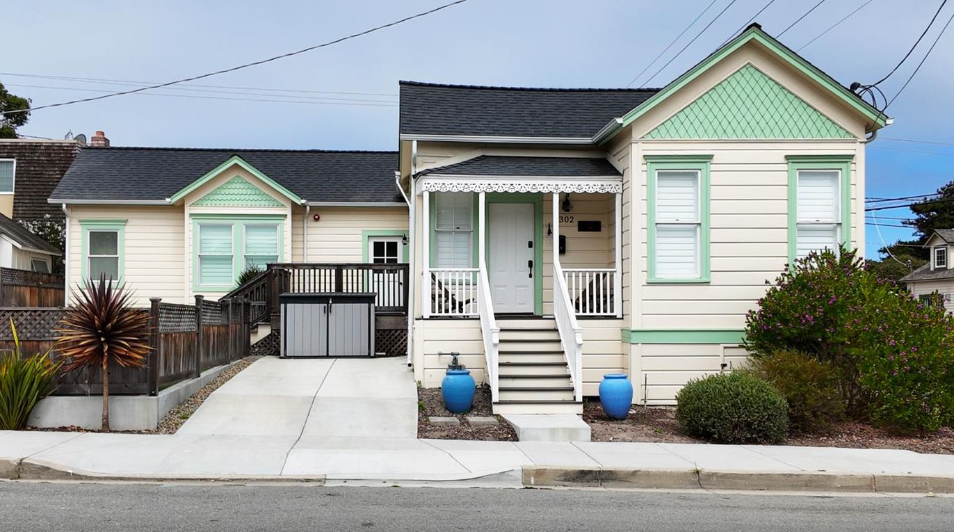 Exterior, Facade, Queen Anne Victorian