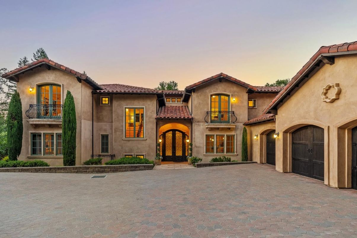 Attached, Exterior, Facade, Mediterranean