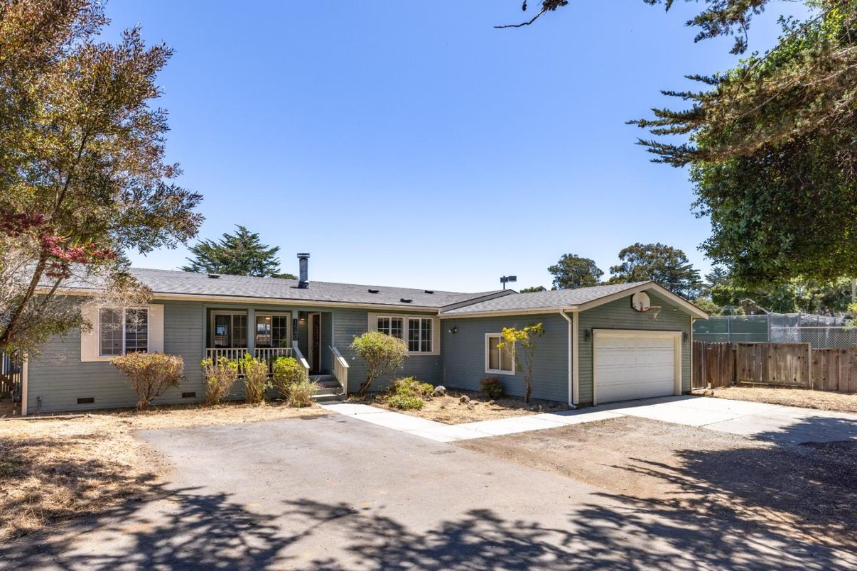 Attached, Exterior, Facade, Ranch