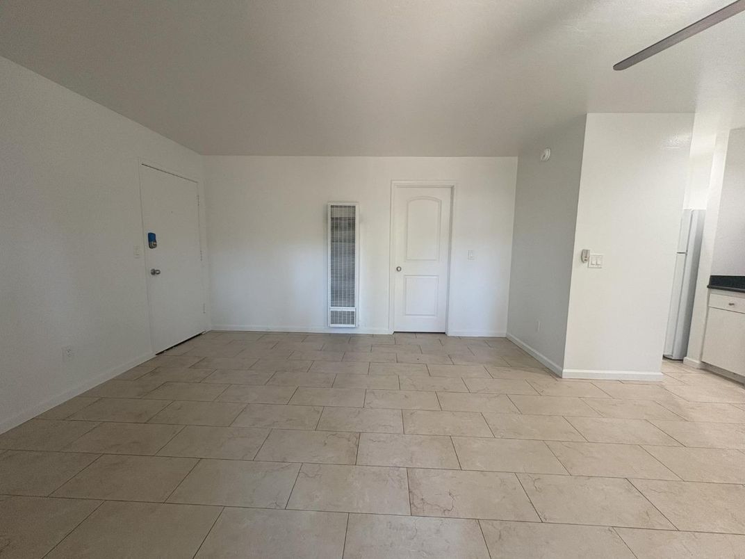 Empty room, Interior