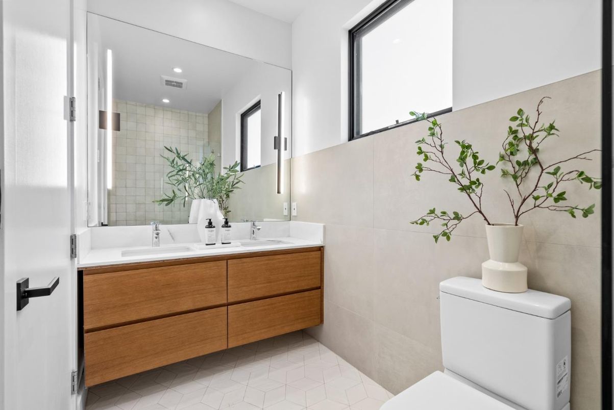 Bathroom, Dual Sink Vanities, Interior, Recessed Lighting