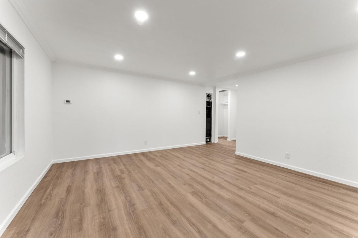 Empty room, Interior, Recessed Lighting, Wood Texture Flooring